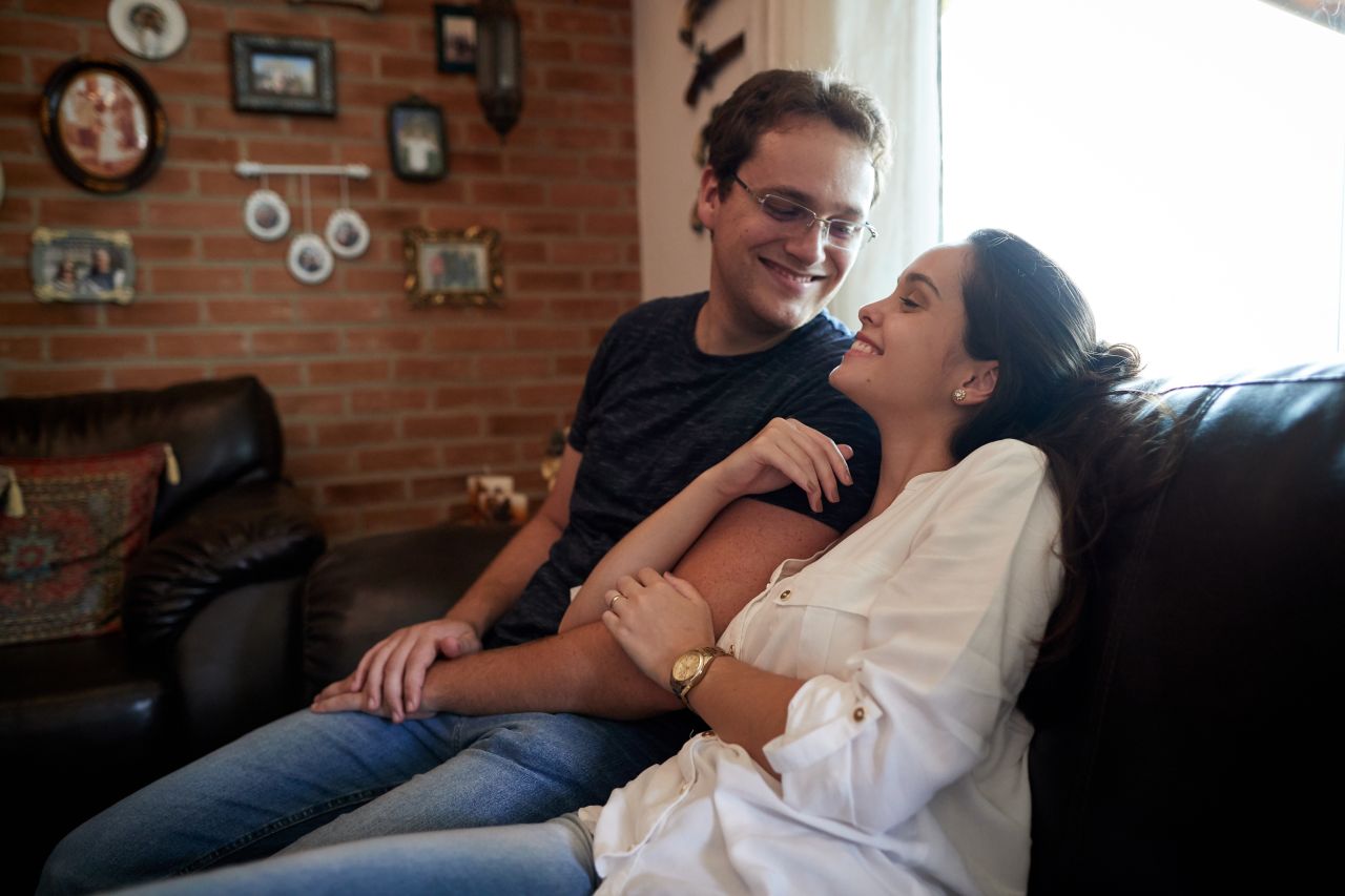 Um jovem casal se abraça