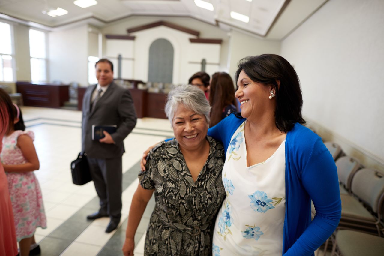 Dos mujeres en la Iglesia