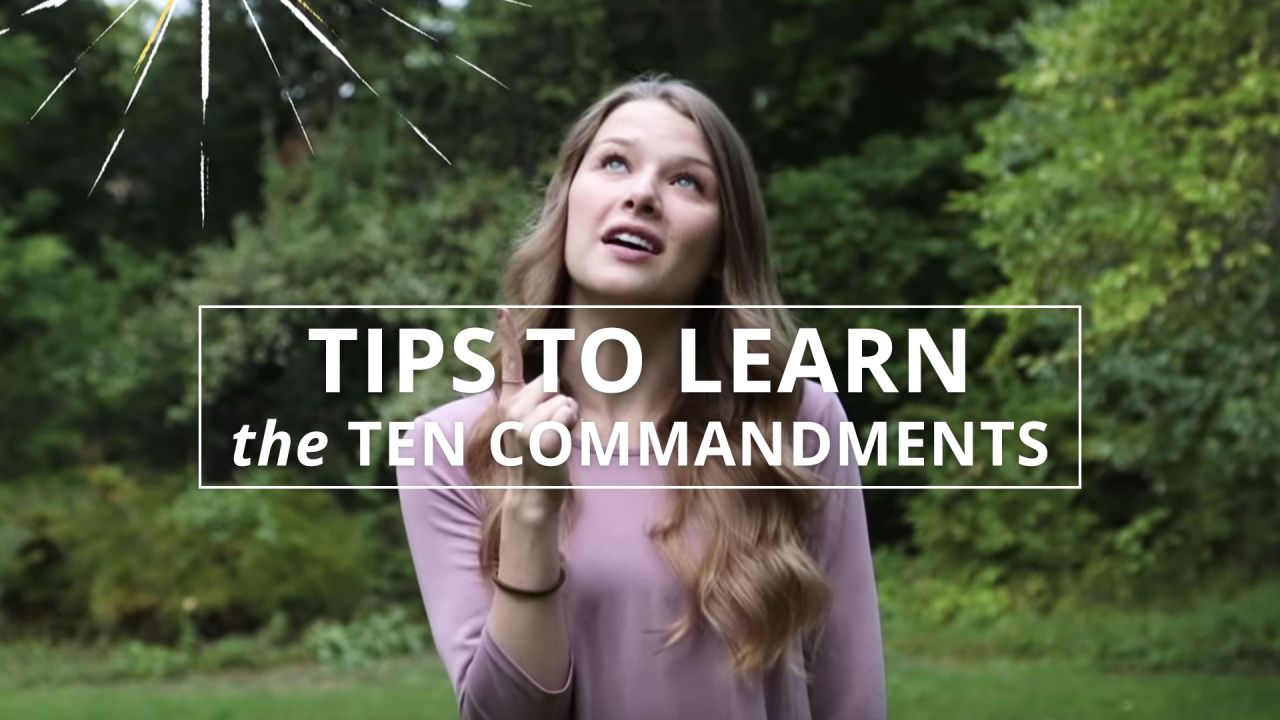 A woman explains tips to learn the Ten Commandments