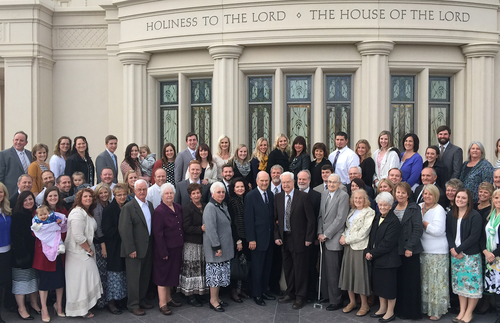 Elder Nelson und seine Frau zusammen mit Familie Hatfield beim Tempel
