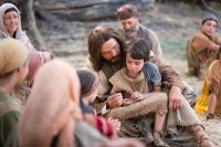 Jesus sitzt bei einem Kind