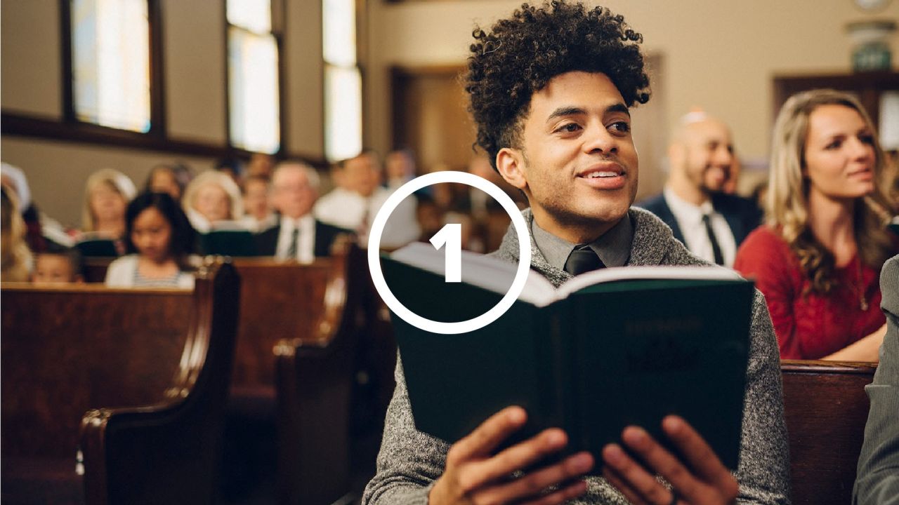 Un hombre cantando un himno con la congregación en la Iglesia