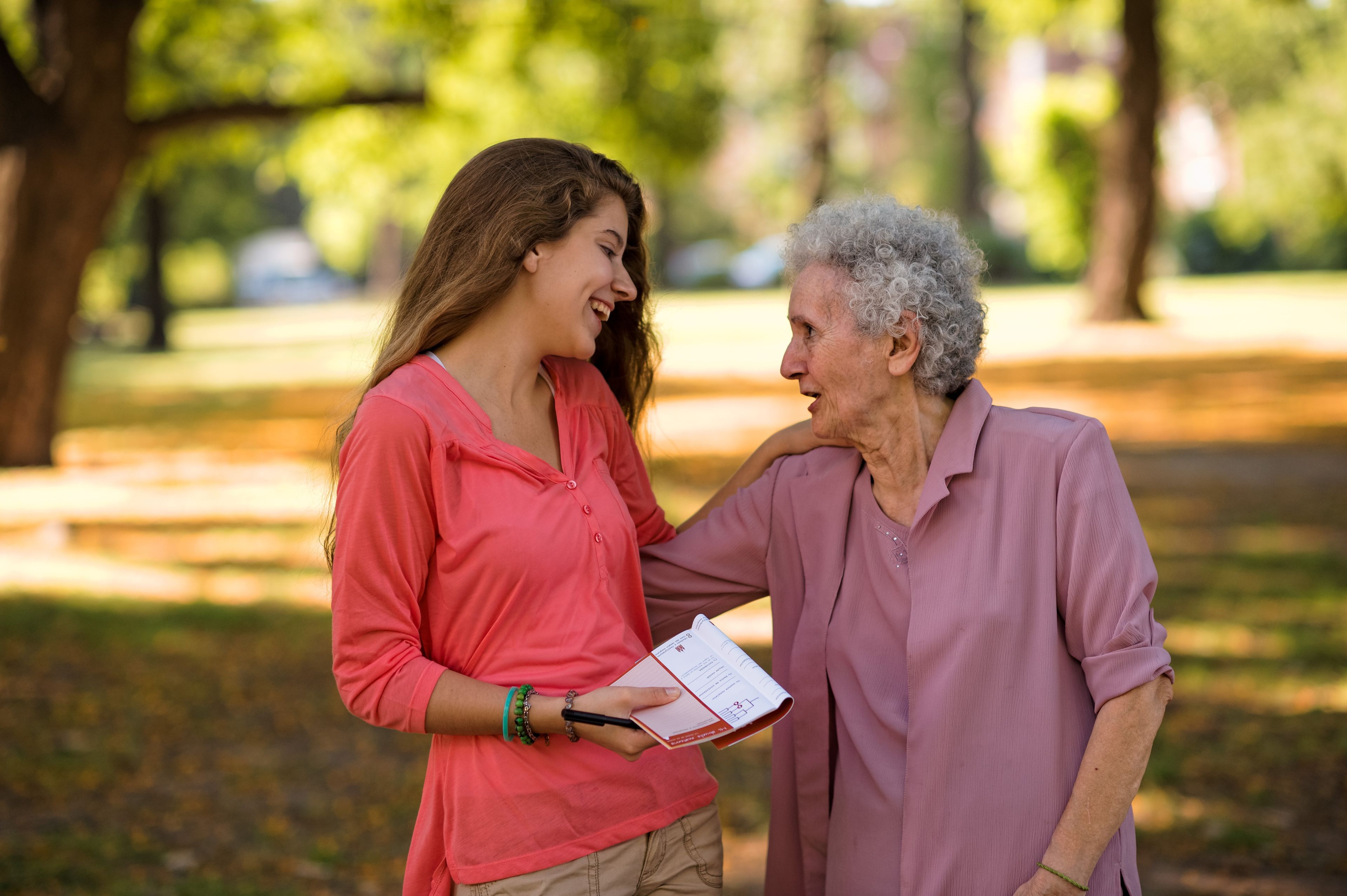 Dating when old. Молодежь и пожилые. Молодой и пожилой человек. Пожилые люди и молодежь. Старые и молодые люди.