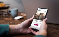 Una mujer envía un versículo inspirador de la Biblia a un amigo mediante un teléfono inteligente