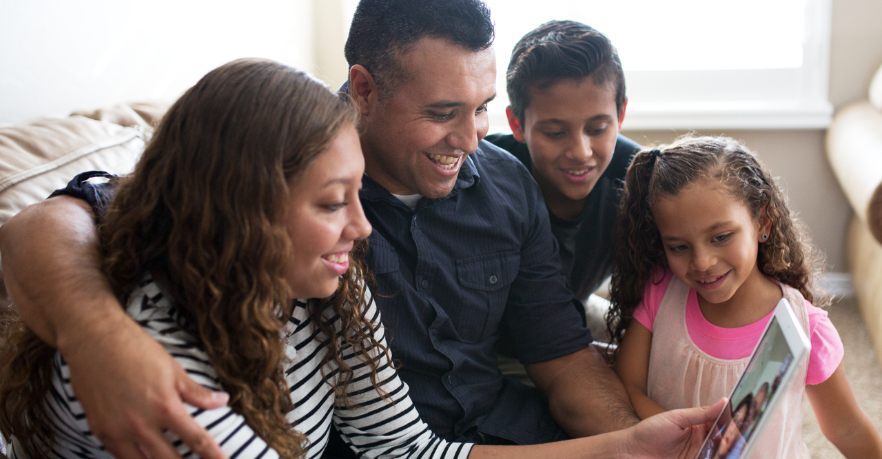 uma família fazendo uma chamada de vídeo com os missionários