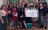 Des jeunes filles tenant une pancarte de bienvenue