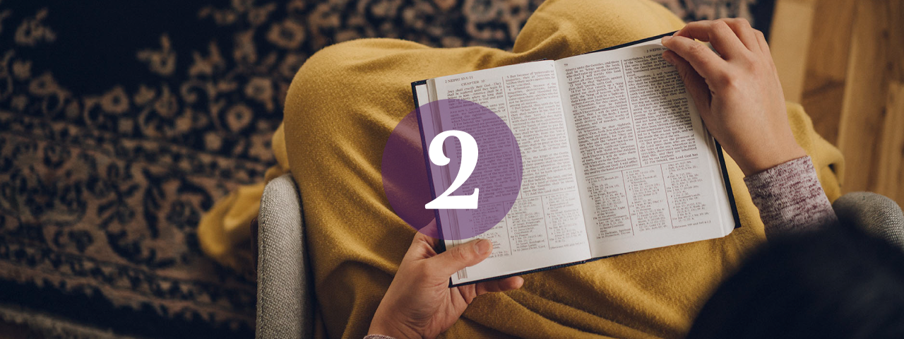 Una mujer escucha a Jesucristo por medio de Su palabra