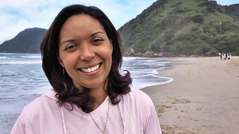 Leila sorri ao pensar em suas bênçãos