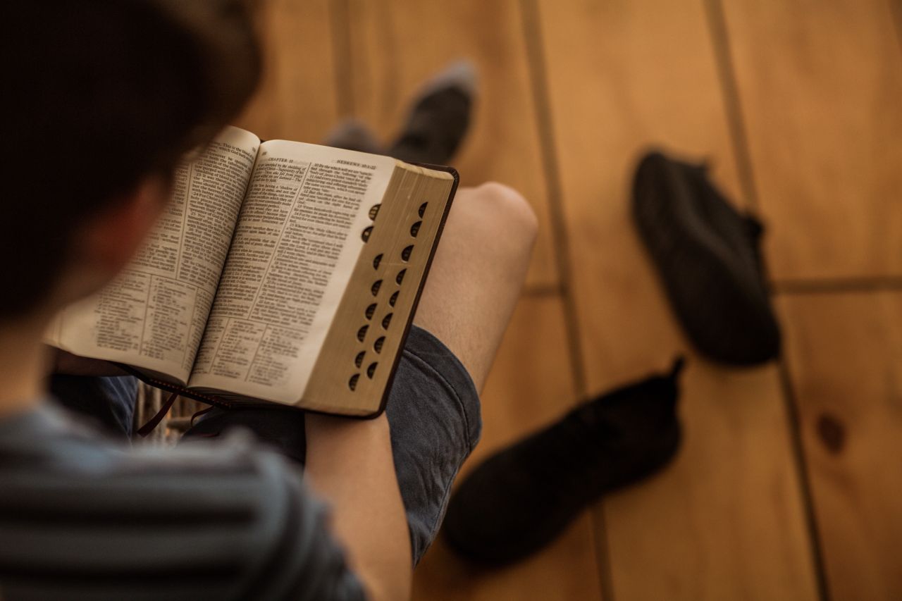 Un hombre estudia la Biblia y aprende de Jesús