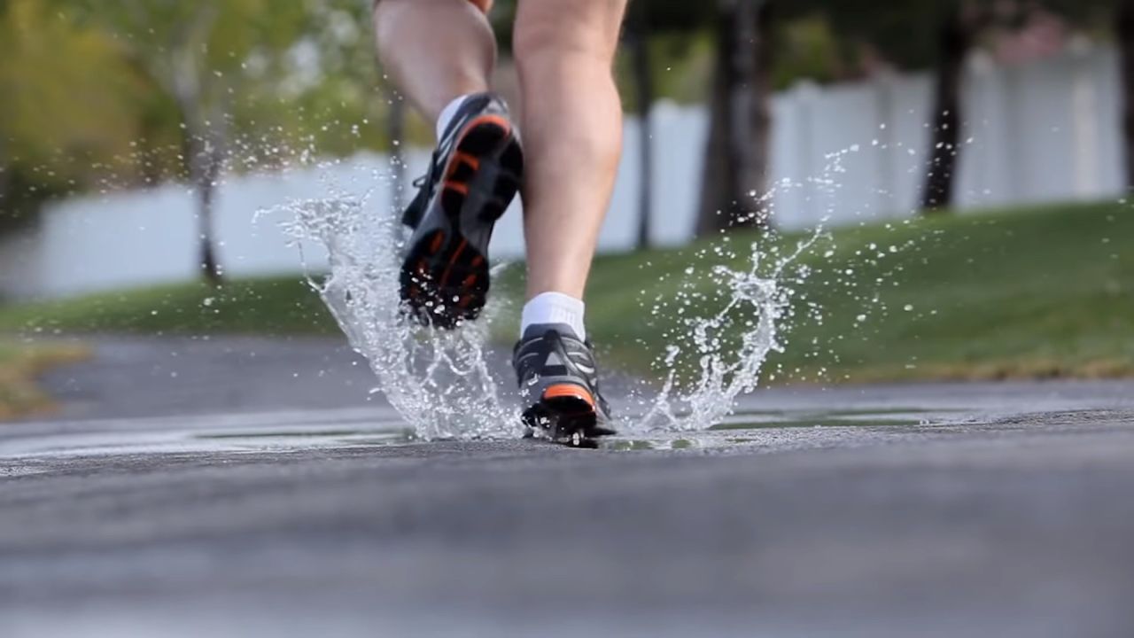 Um homem corre por uma rua explicando os benefícios da palavra de sabedoria
