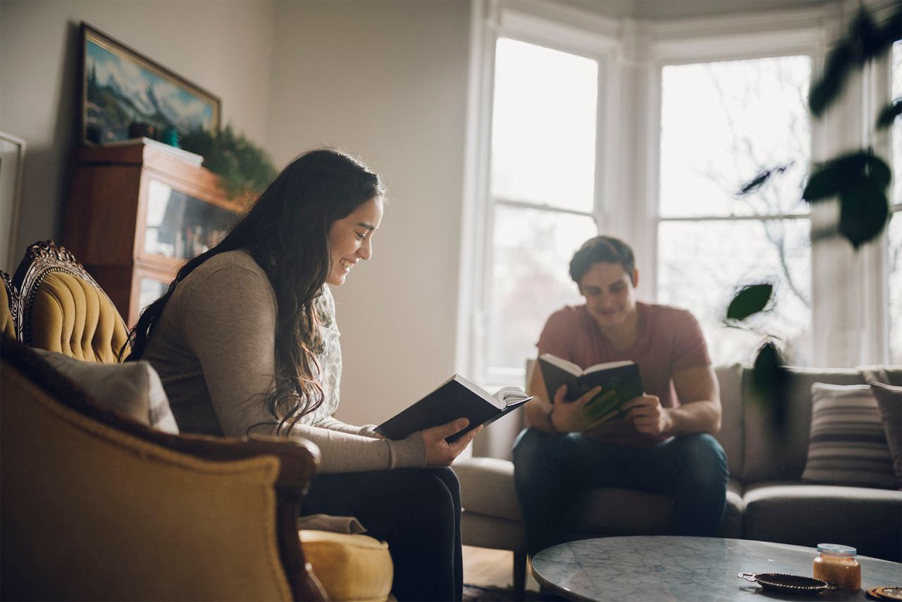 Dos personas leyendo juntos el Libro de Mormón