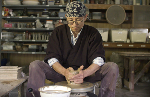 Elder Aoba beim Töpfern
