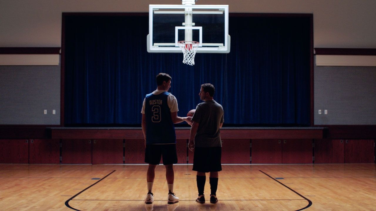 Dois amigos jogam basquete