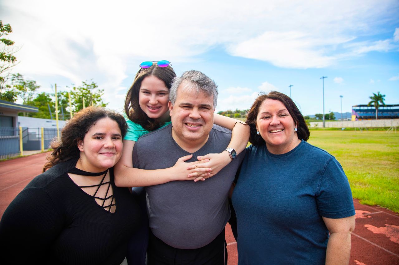 Una familia sonriendo juntos en un estadio de fútbol
