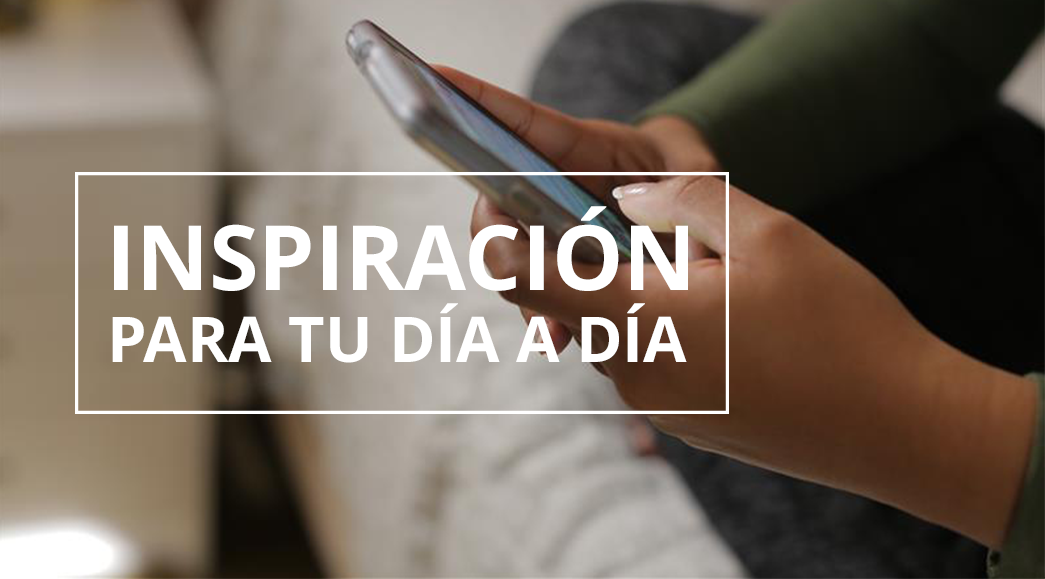 Una mujer escribe un mensaje en el teléfono