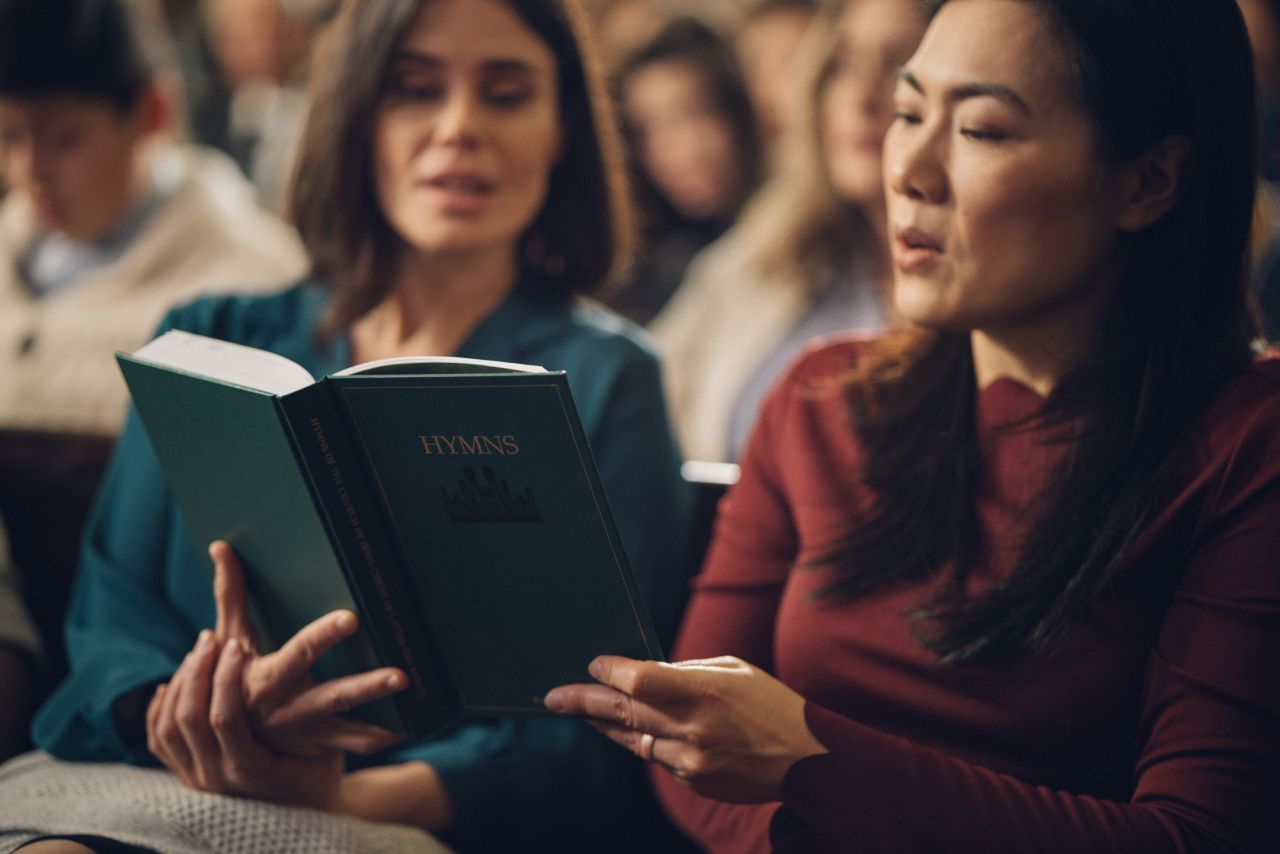 Femmes chantant à l'église