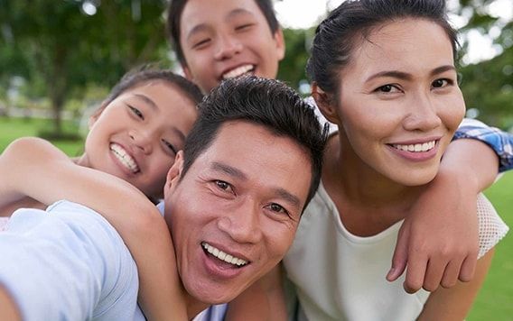 Một gia đình tận hưởng lẫn nhau và phúc âm của Chúa Giê Su Ky Tô