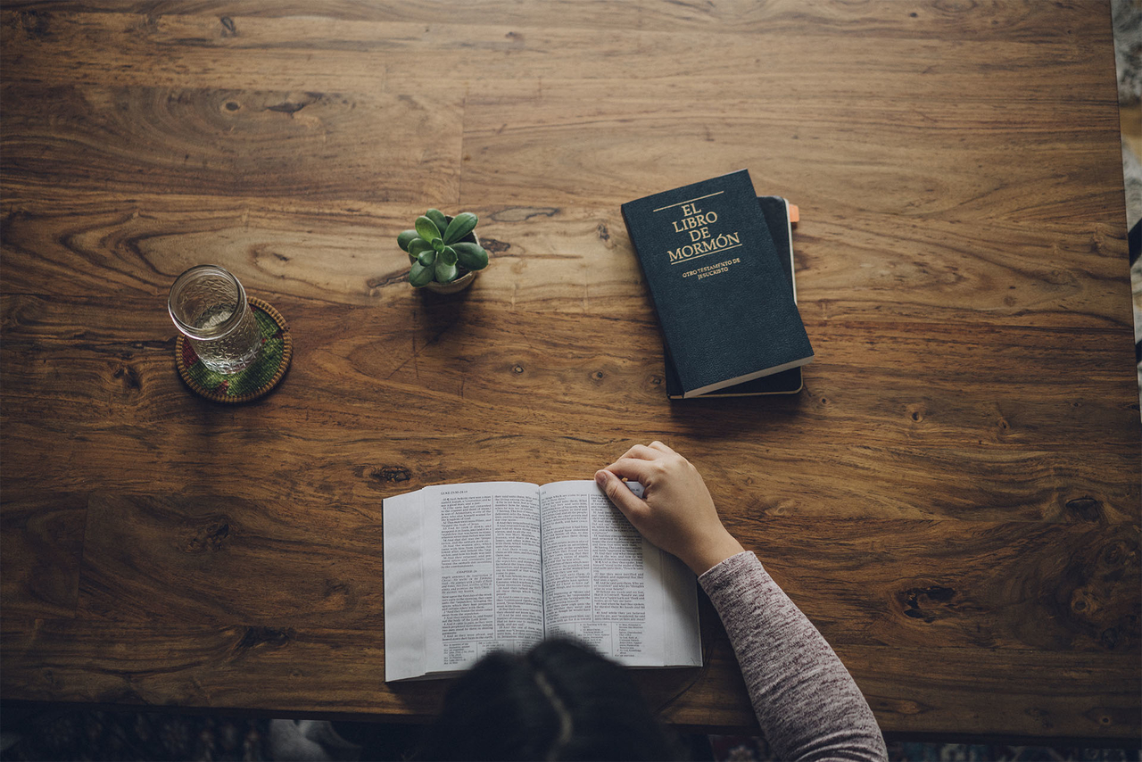 El Libro de Mormón en la mesa