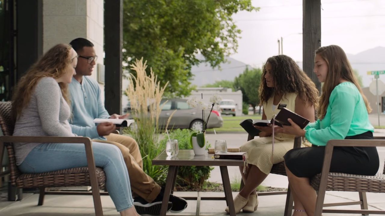 Hermanas misioneras enseñando a una pareja