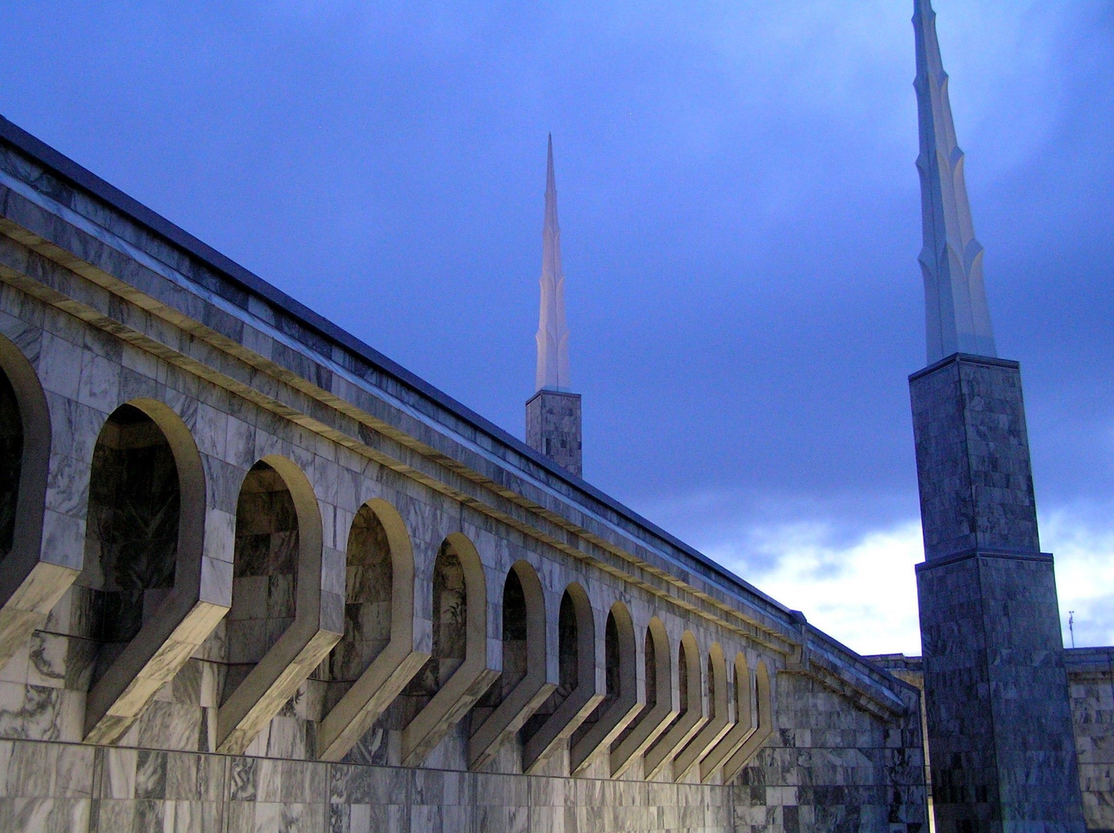 Arches line the sides of the Boise Idaho Temple.