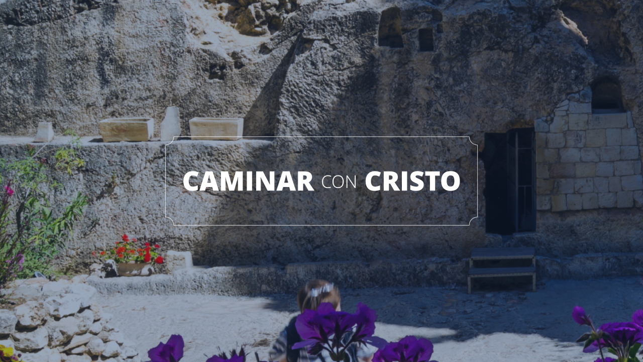 Un camino desértico serpentea a través de las montañas