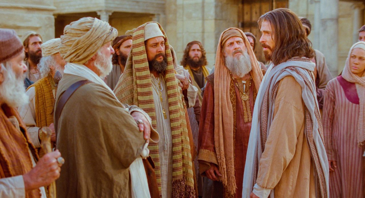 Jesús testifica frente a los fariseos que el es la luz del mundo