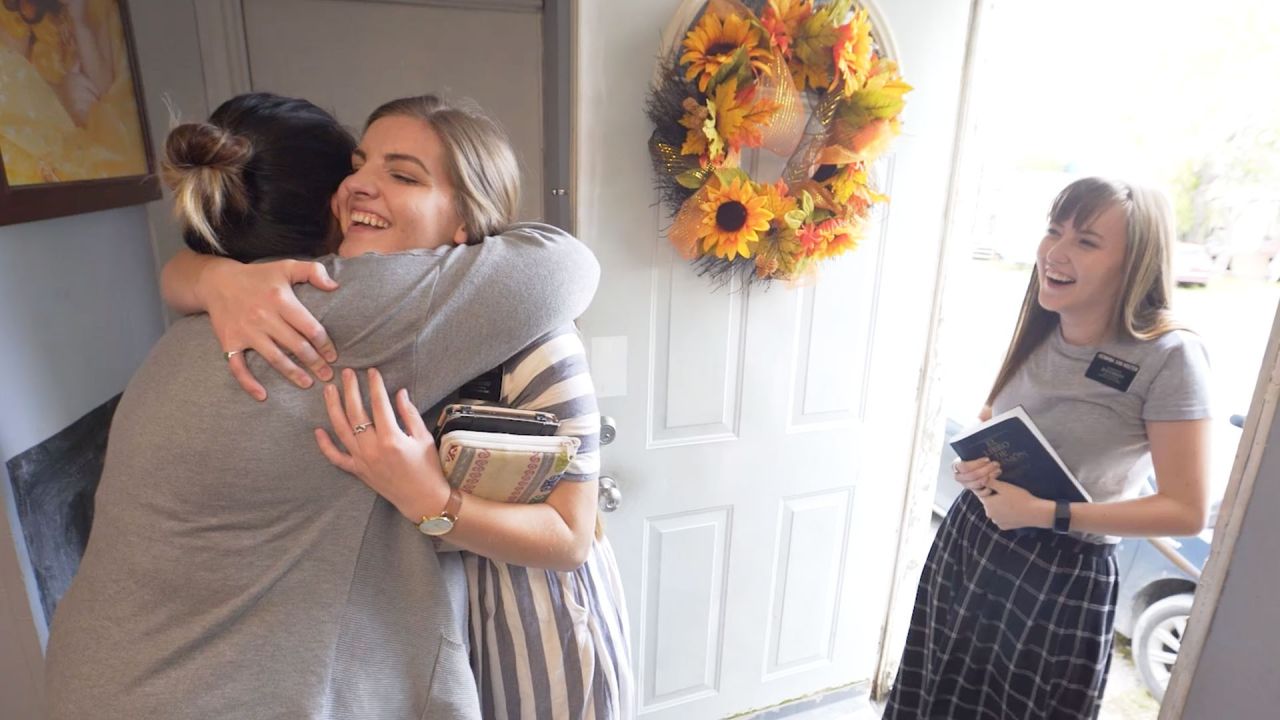 Las misioneras dan abrazas a Brenda