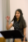 Giovane donna che dirige la musica