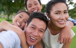 Một gia đình mỉm cười tận hưởng phúc âm của Chúa Giê Su Ky Tô