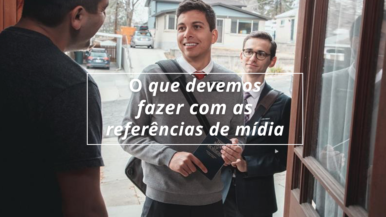 Dois élderes apresentam-se a uma referência na porta da casa da pessoa