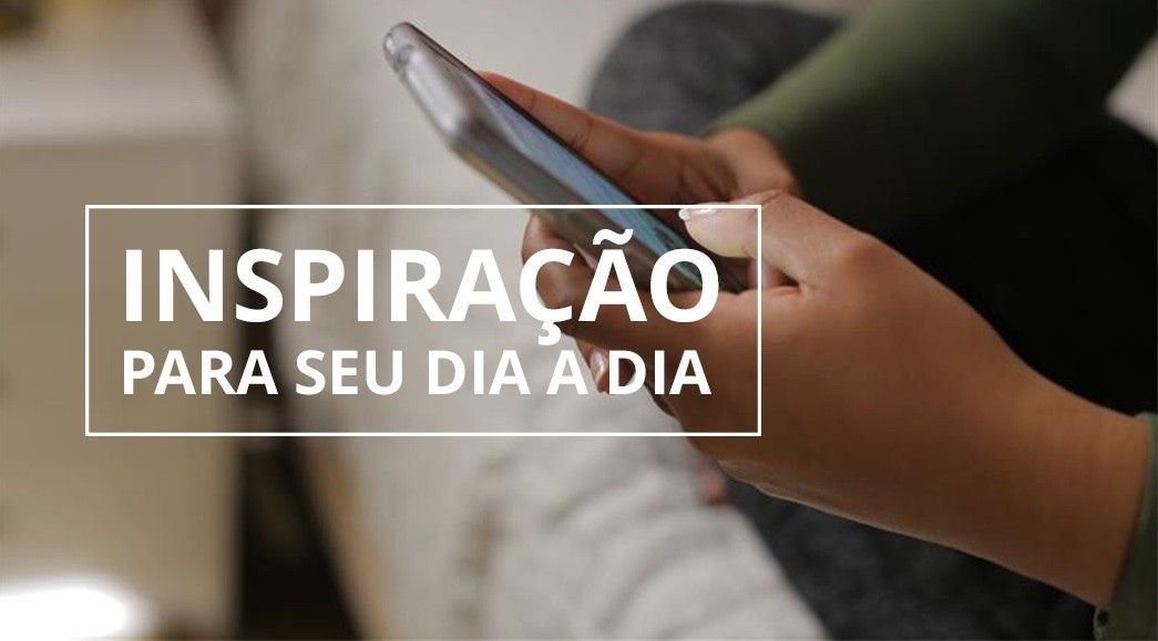 Uma mulher digita uma mensagem no celular