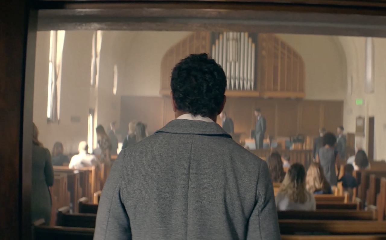 A un hombre le dan la bienvenida a la Iglesia personas que llevan a cabo la obra misional de los miembros