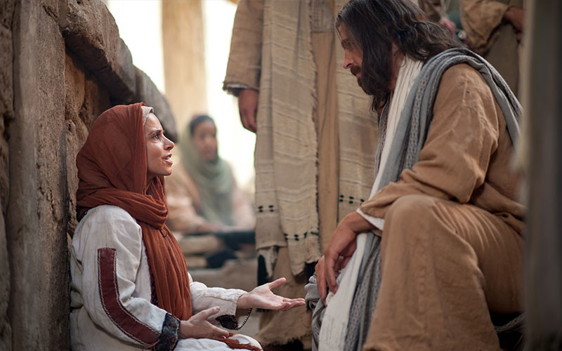 A woman has faith to be healed by touching Jesus’s robe
