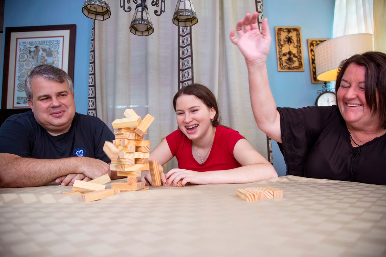 Una joven juega con su familia