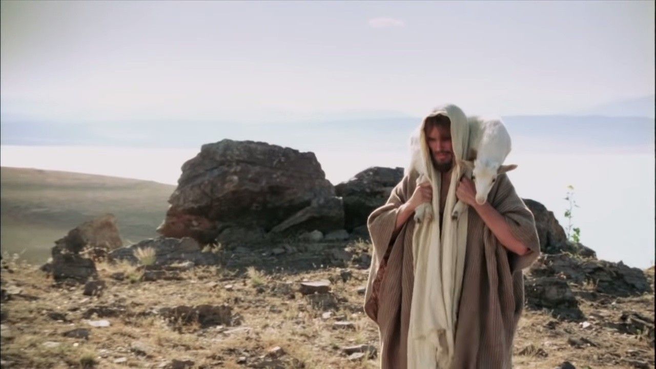 Jesús caminando solo con un cordero sobre sus hombros