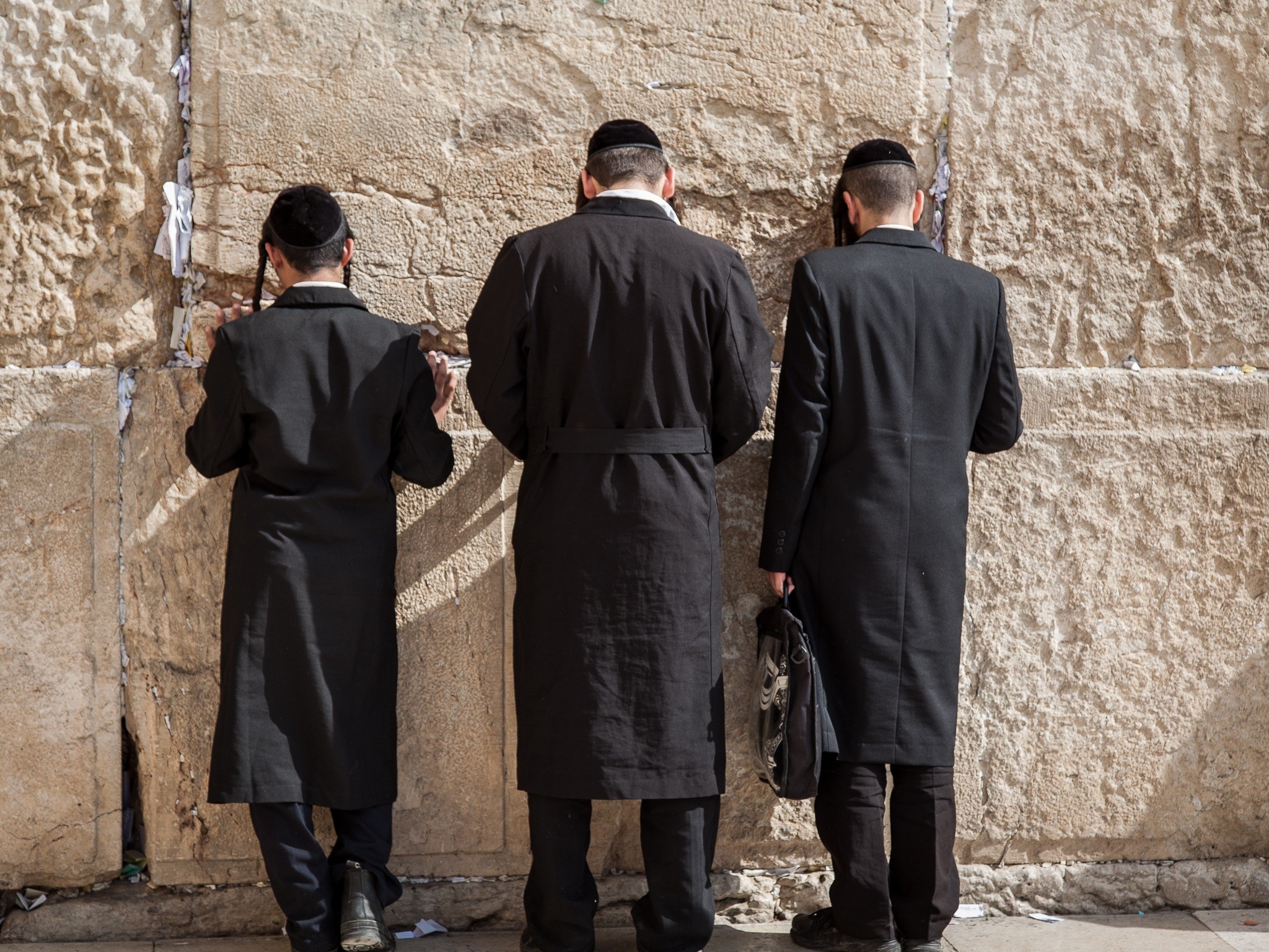 Еврейские официальные сайты. Стена плача Иерусалим иудаизм. Иудеи у стены плача.