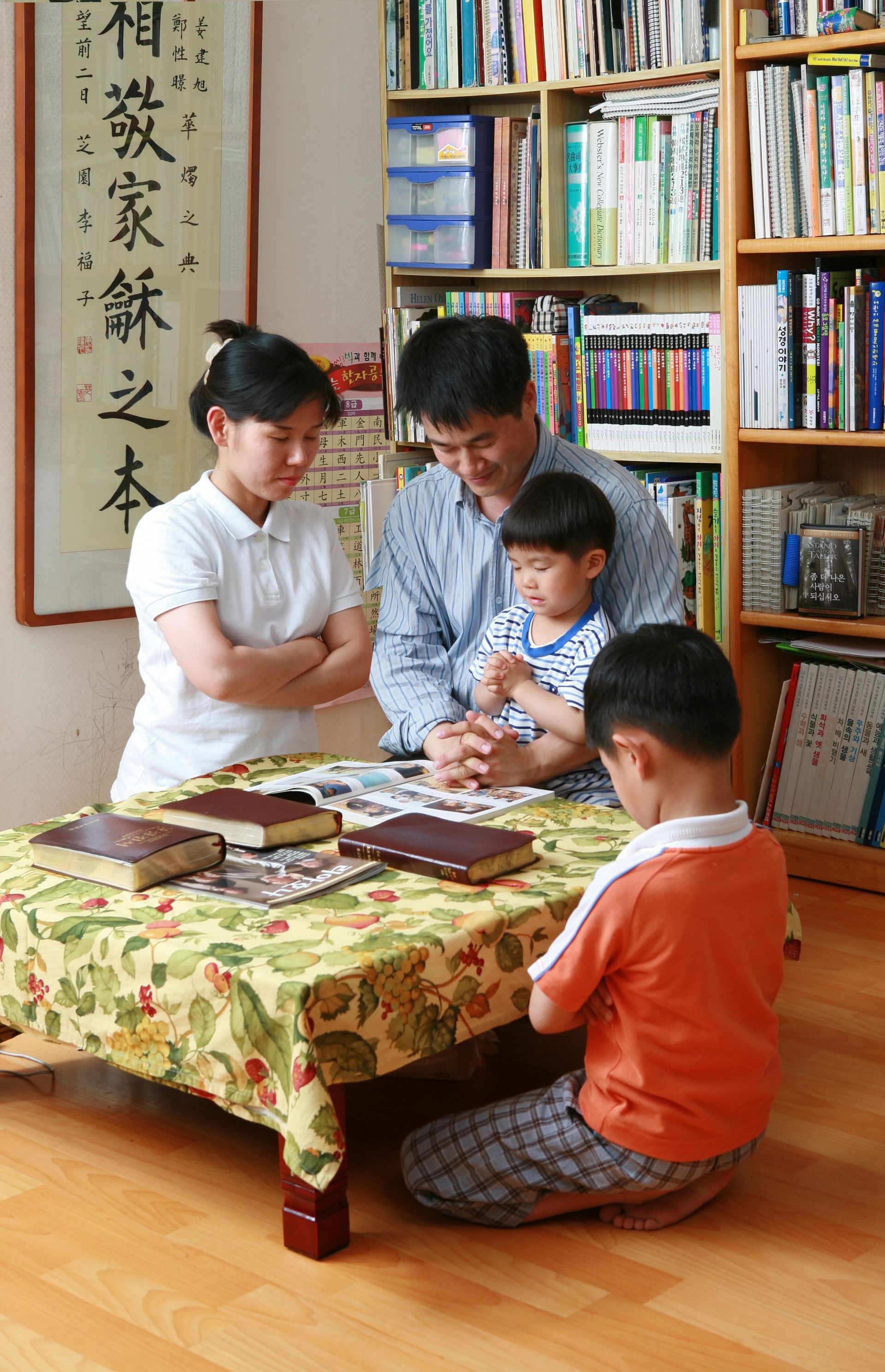 Family Prayer, by Hyun-Gyu Lee; GAB 112; nursery manual lesson 12, page 54; 3 Nephi 18:21