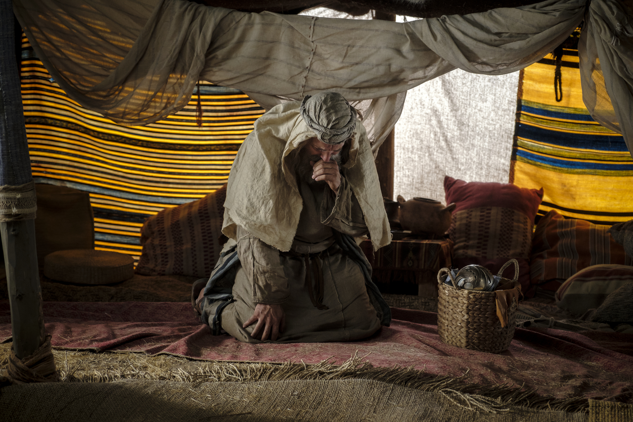 Lehi showing his family the Liahona