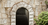 Un arco de piedras con la piedra angular sosteniéndolo en su lugar