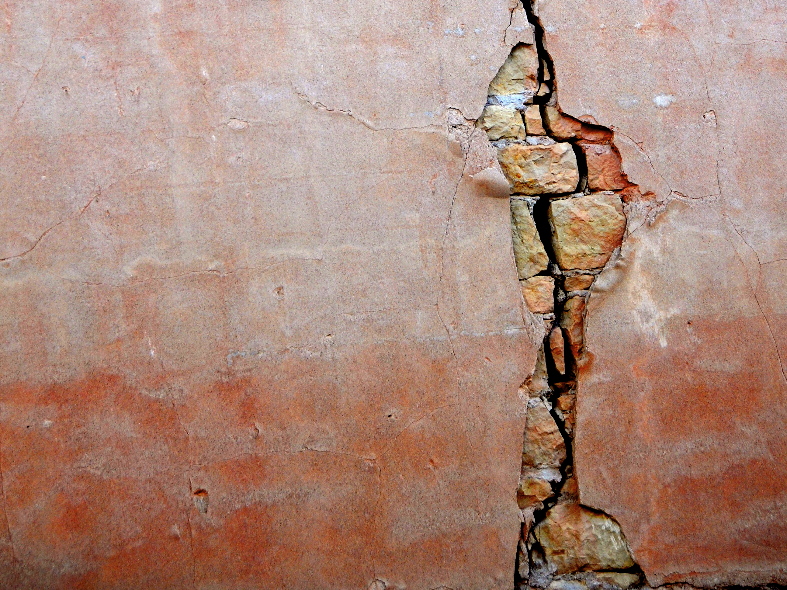 wall with vertical break