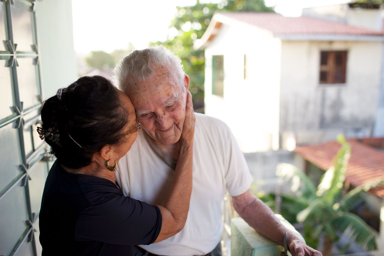 Una pareja sonríe al contemplar las bendiciones del matrimonio