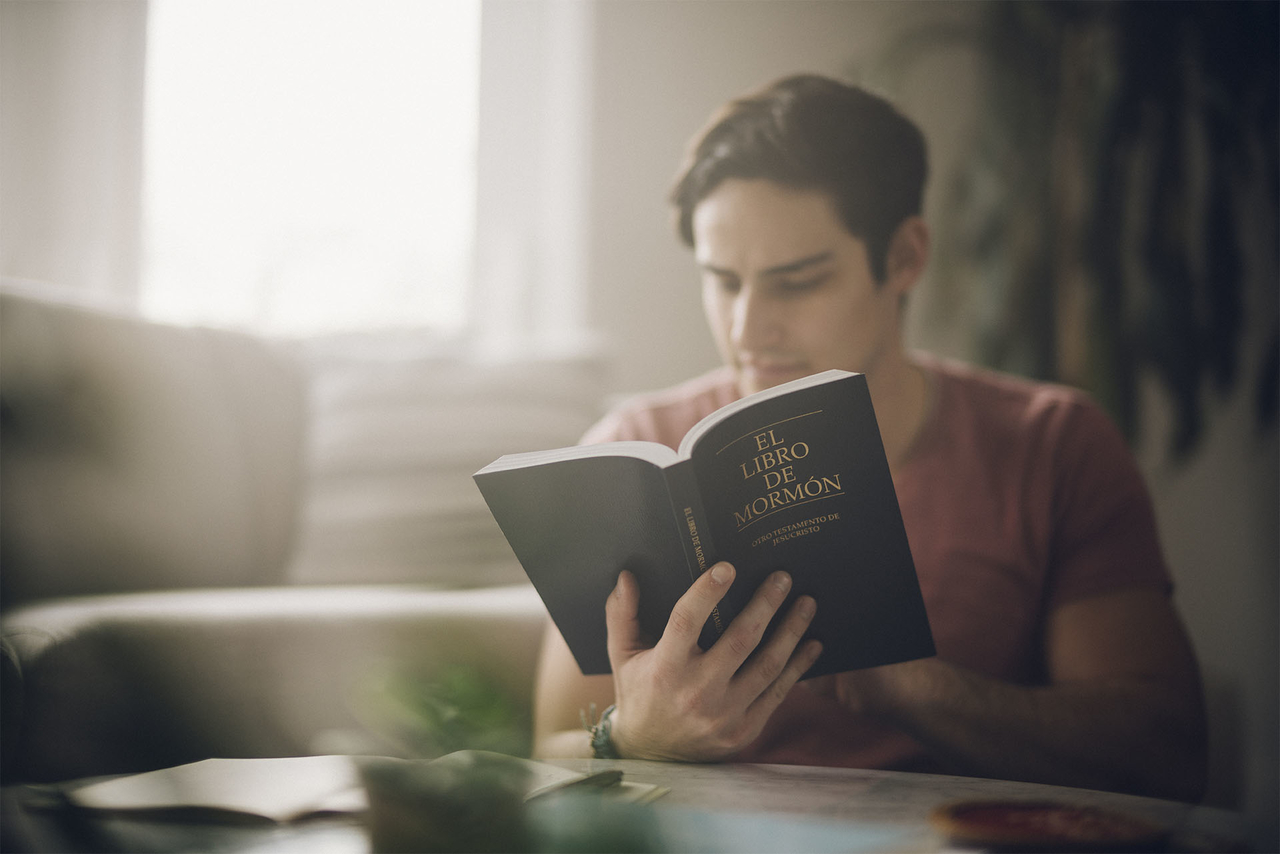Un hombre leyendo el Libro de Mormón