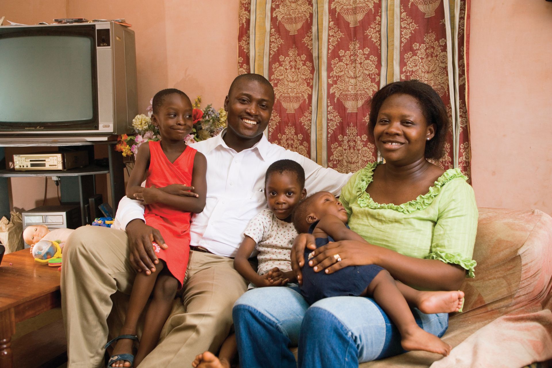 Молодых мам негры. Семья афроамериканцев. Семья в Африке. Африканская семья. Семья африканцев.
