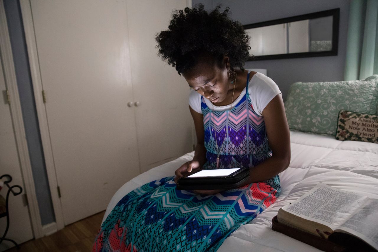 Femme recevant une leçon en ligne au sujet de la Bible avec les missionnaires