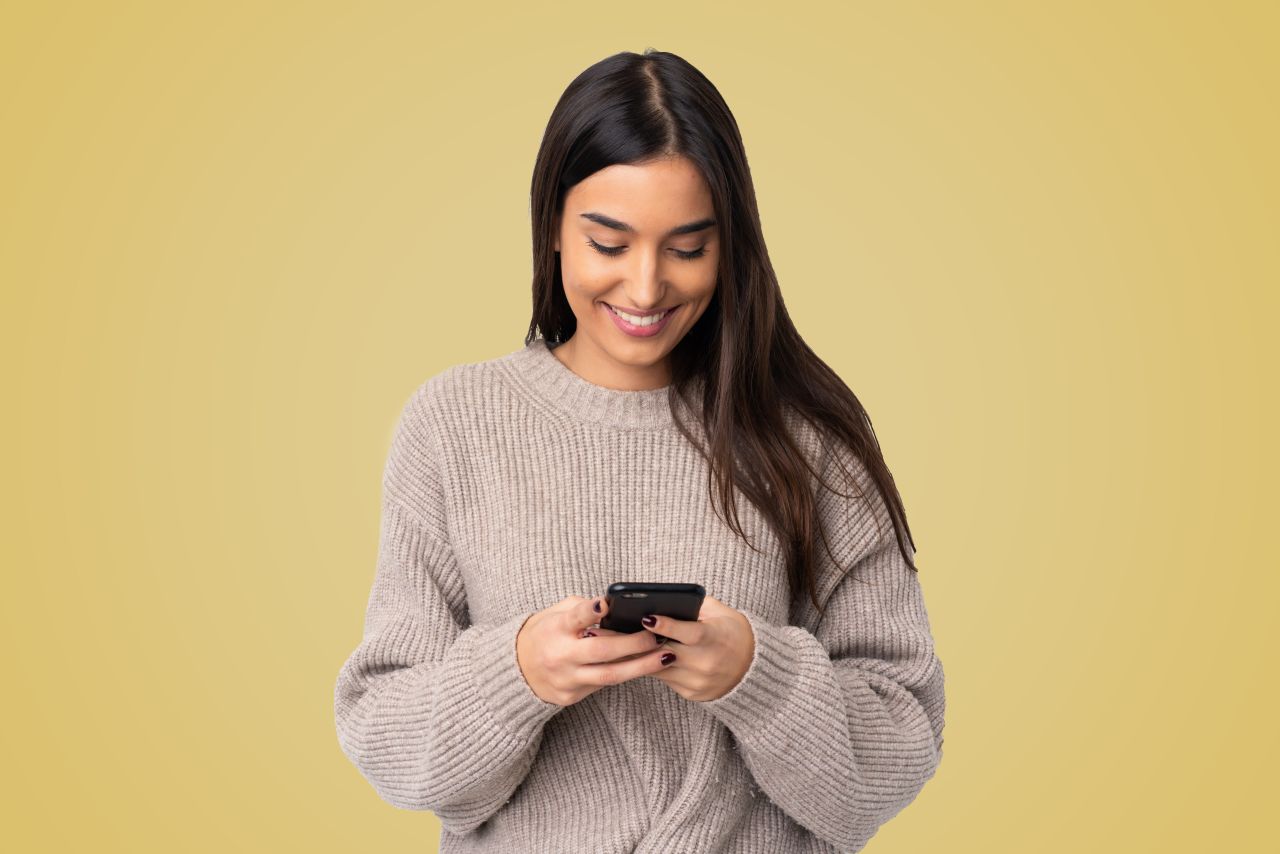Mujer recibiendo notificaciones diarias de la Semana Santa