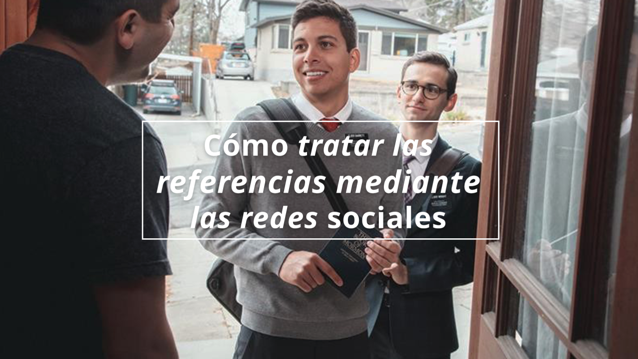 Dos misioneros se presentan a una referencia en su puerta