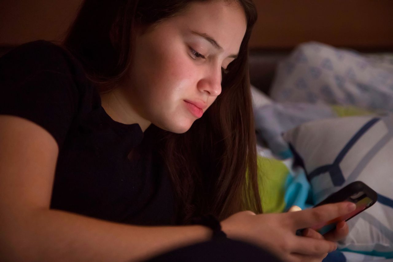 Una joven pasando tiempo en redes sociales