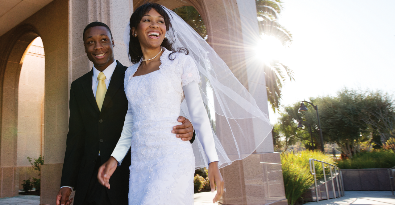 Um casal recém-casado em pé, juntos, depois de se casarem