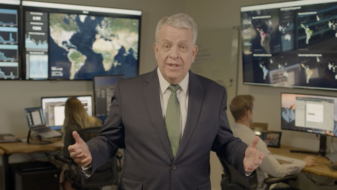 Un hombre mayor habla