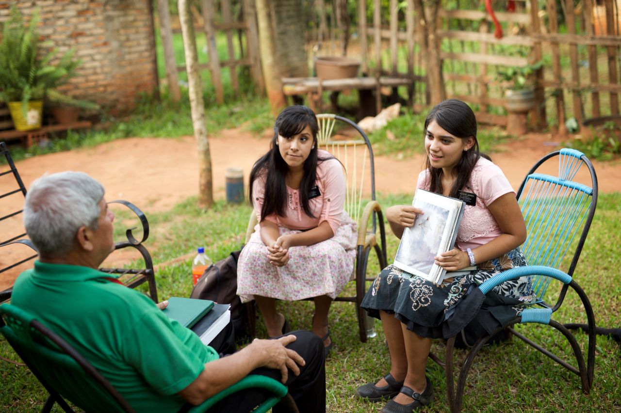 Dois missionários compartilham o Evangelho de Jesus Cristo